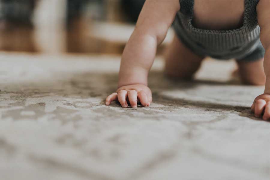 Cara Mengajarkan Bayi Merangkak